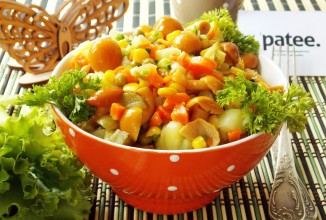 Салат с маринованными опятами