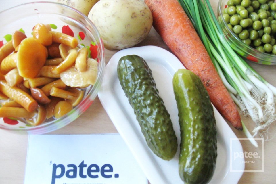 Салат с маринованными опятами - Шаг 1