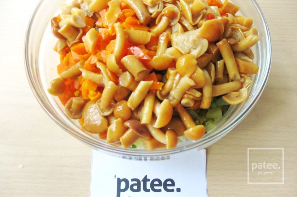 Салат с маринованными опятами - Шаг 9