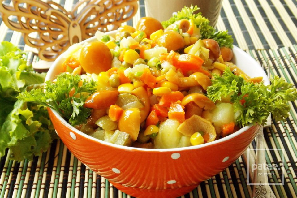 Салат с маринованными опятами - Шаг 11