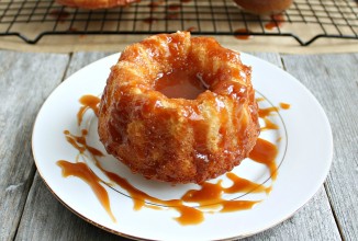 Яблочные пироги с карамельным соусом