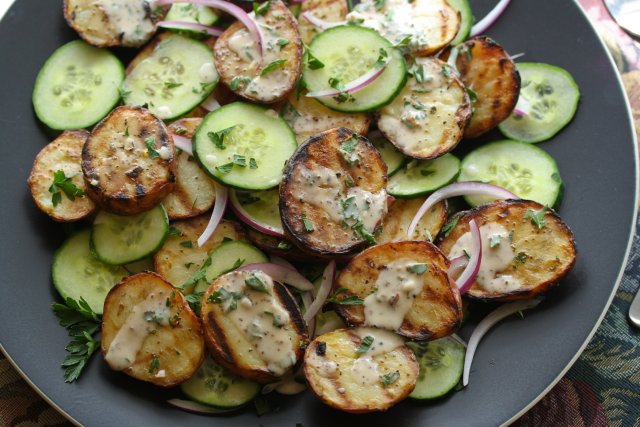 Картофельный салат с луком и огурцом