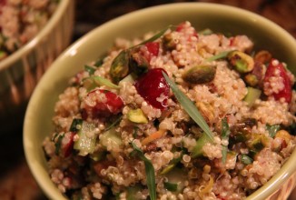 Салат из киноа с вишней и эстрагоном