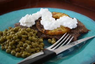 Говяжий стейк с ананасом и творогом