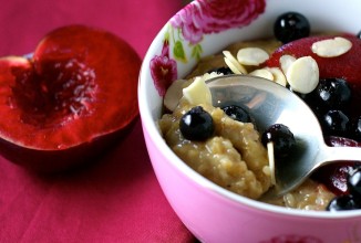 Овсянка с фруктами и миндалем