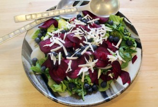 Салат из свеклы с зеленью и козьим сыром