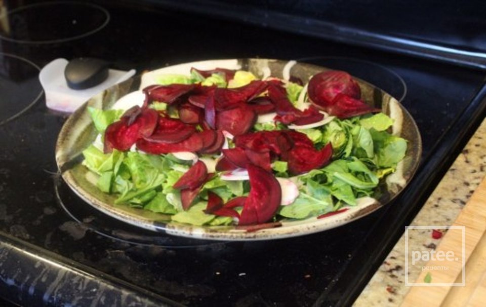 Салат из свеклы с зеленью и козьим сыром - Шаг 7