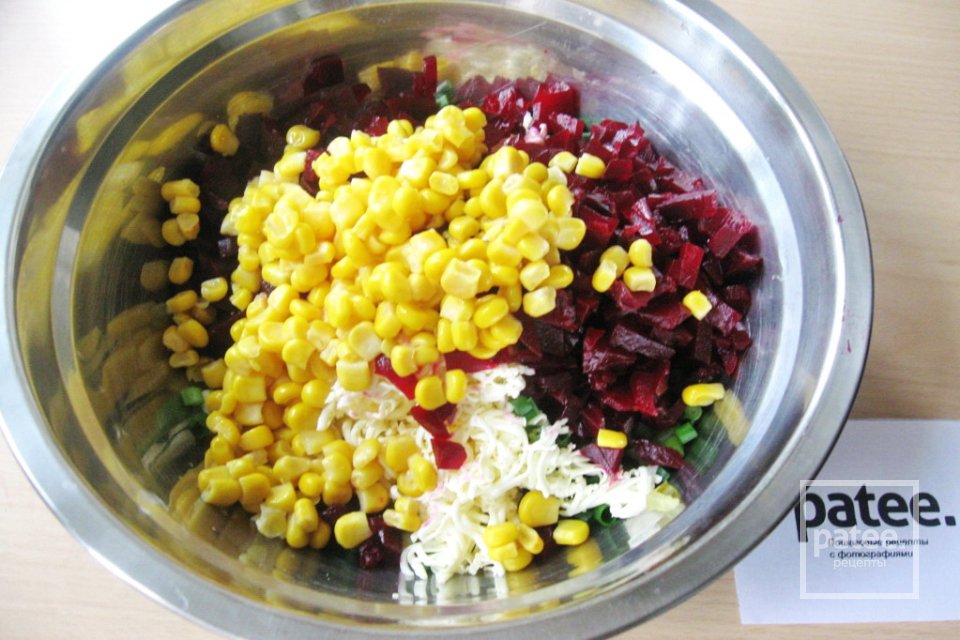 Салат со свёклой и кукурузой - Шаг 9