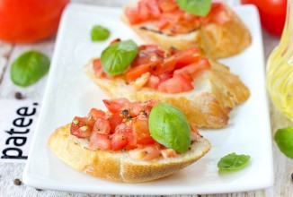 Брускетта с томатами и базиликом