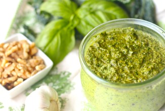 Базиликовое песто с орехами и капустой кале