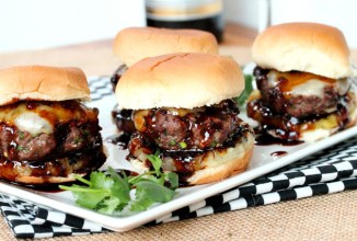 Сэндвич с говяжьим бургером, ананасом и соусом терияки