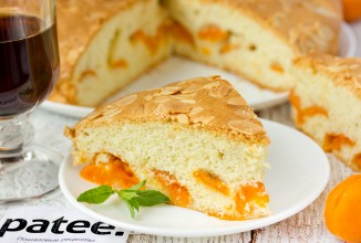 Пирог с абрикосами и миндальной корочкой