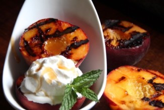 Жареные персики с медовым маслом