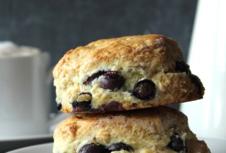 Миндальные булочки с черникой