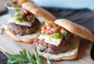 Брускетта с бургерами из индейки