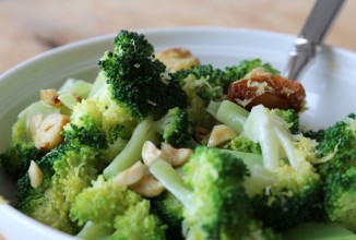 Салат из брокколи с лесным орехом и чесноком