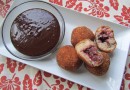 Вишнево-миндальные аранчини с шоколадным соусом