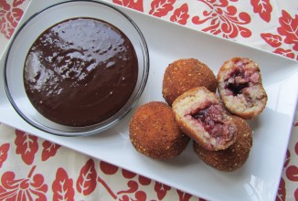 Вишнево-миндальные аранчини с шоколадным соусом