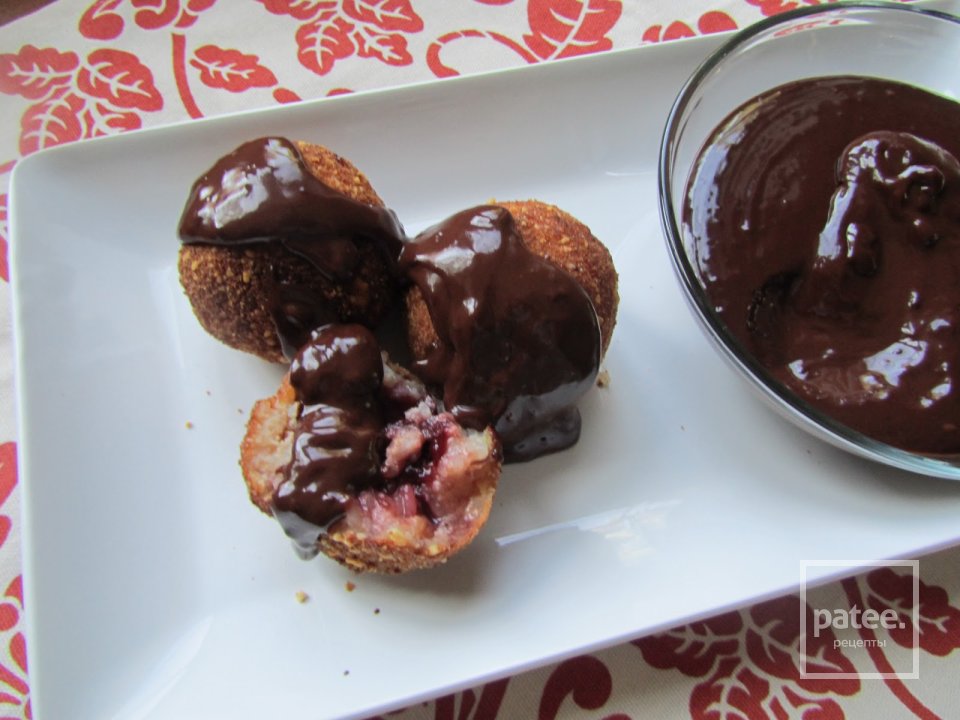 Вишнево-миндальные аранчини с шоколадным соусом - Шаг 33