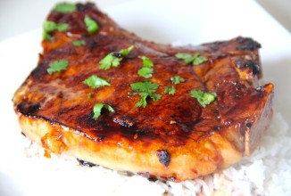 Жареные свиные отбивные в соево-медовой глазури