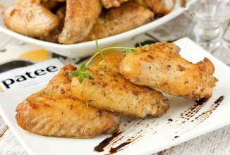 Жареные куриные крылышки на сковорде со специями