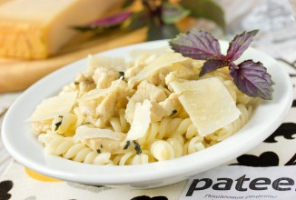 Паста Бьянко с куриным филе и сливочно-базиликовым соусом