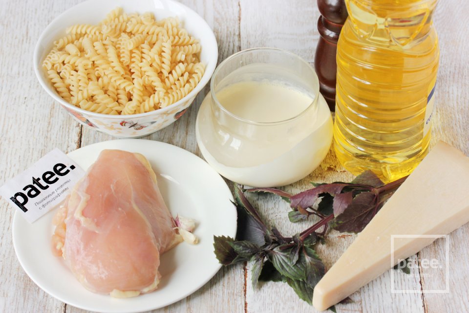 Паста Бьянко с куриным филе и сливочно-базиликовым соусом - Шаг 1