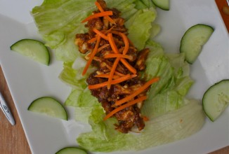 Куриный салат с арахисом и овощами