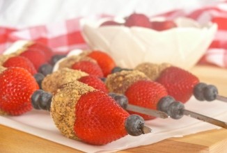 Клубника с зефиром на шпажках