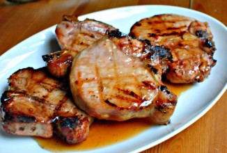 Свиные стейки в глазури из гуавы