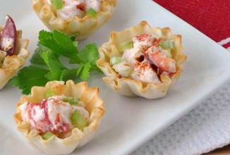 Салат из омара с сельдереем и лимоном