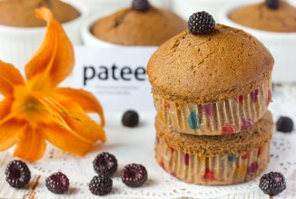 Шоколадные маффины с ежевикой