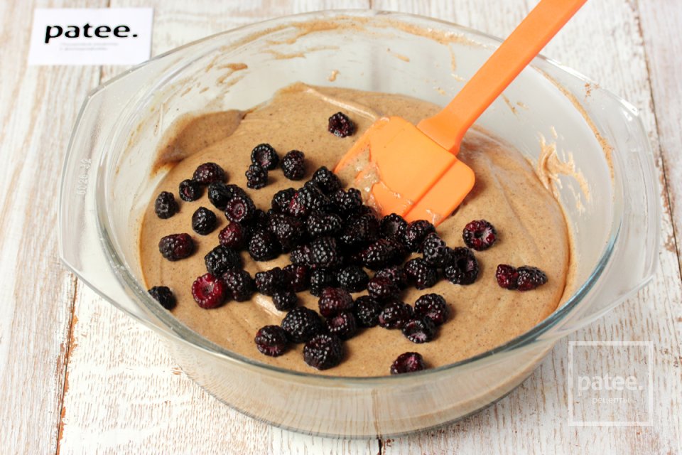 Шоколадные маффины с ежевикой - Шаг 11