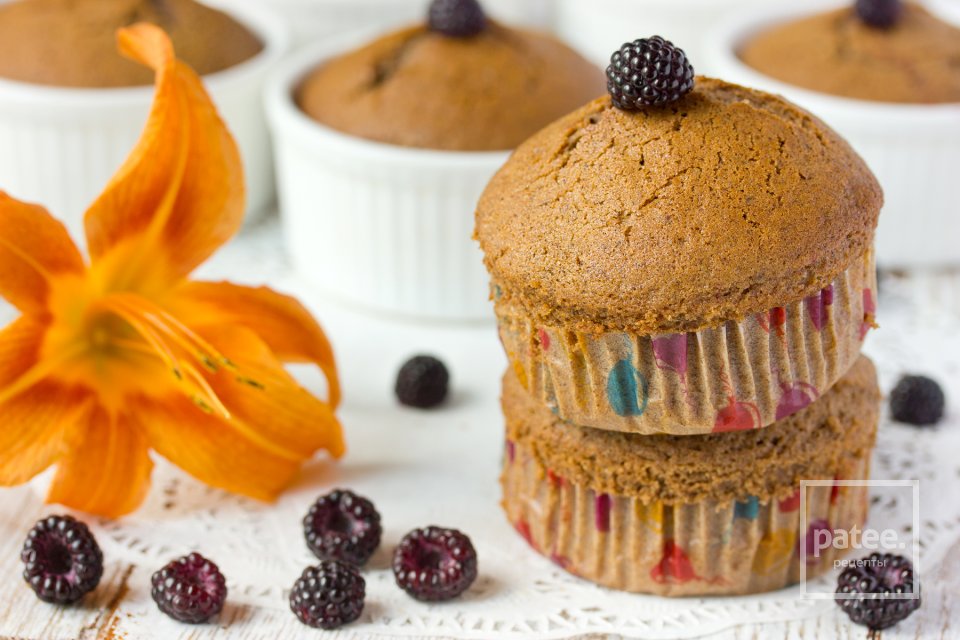 Шоколадные маффины с ежевикой - Шаг 15