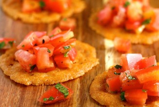Помидоры на сырных лепешках