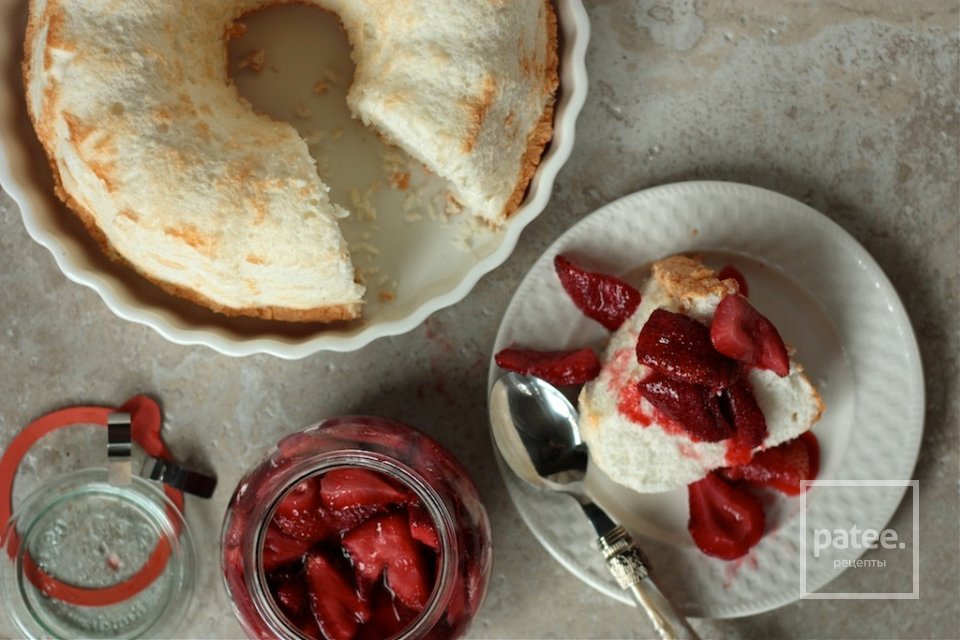 Ангельский торт с жареной клубникой - Шаг 11