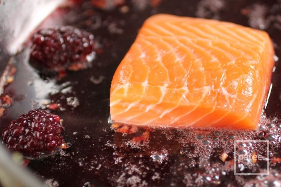 Лосось в ежевичной глазури - Шаг 4