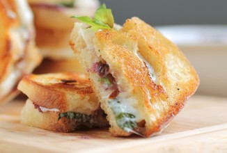 Сэндвичи с ежевикой и сыром