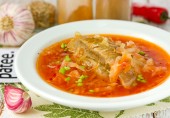 Борщ со свиной голенью