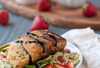 Лосось в фисташковой панировке с овощным салатом