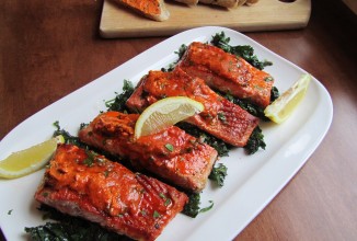 Жареный лосось с сырно-томатным маслом и капустой кале