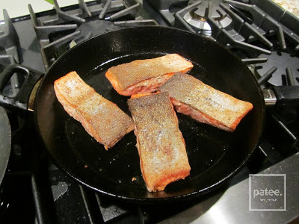 Жареный лосось с сырно-томатным маслом и капустой кале - Шаг 4