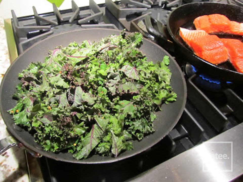 Жареный лосось с сырно-томатным маслом и капустой кале - Шаг 8