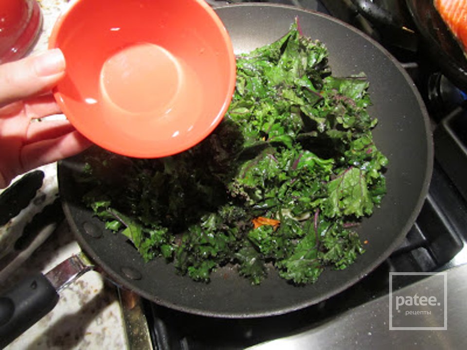 Жареный лосось с сырно-томатным маслом и капустой кале - Шаг 9