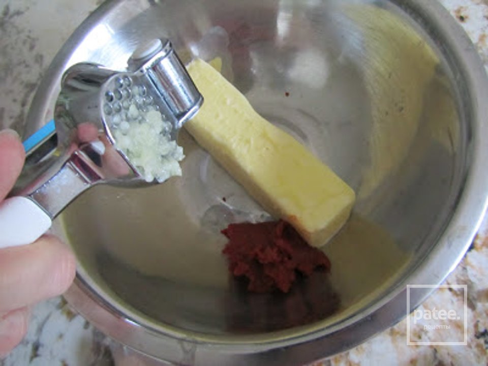 Жареный лосось с сырно-томатным маслом и капустой кале - Шаг 13