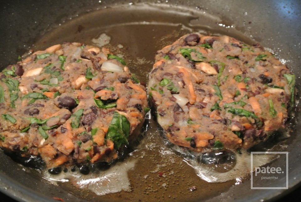 Овощные бургеры с фасолью и грибами - Шаг 10