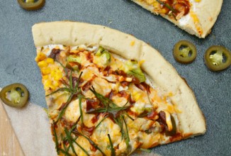 Пицца с курицей и овощами