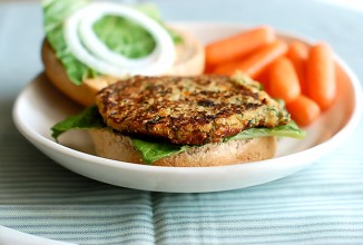 Бургеры из киноа с овощами