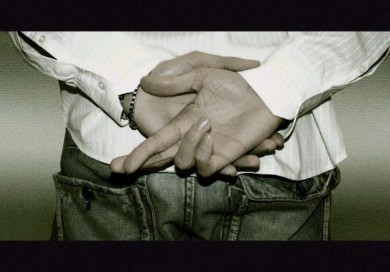 Парень только кормит обещаниями, но ничего не делает...