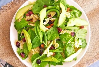 Летний салат с пастой, фасолью и шпинатом